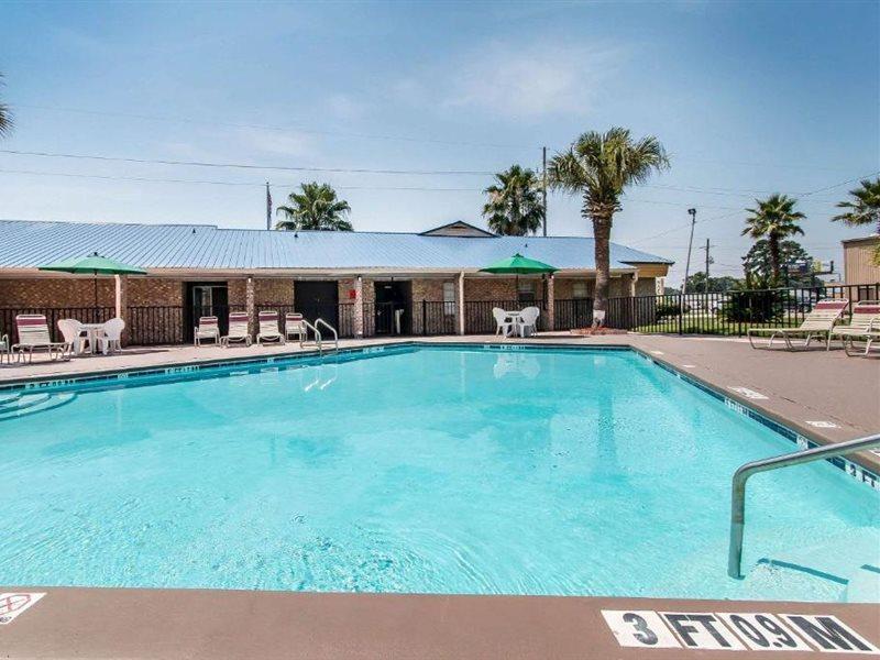 Quality Inn Hinesville - Fort Stewart Area, Kitchenette Rooms - Pool - Guest Laundry Exterior photo