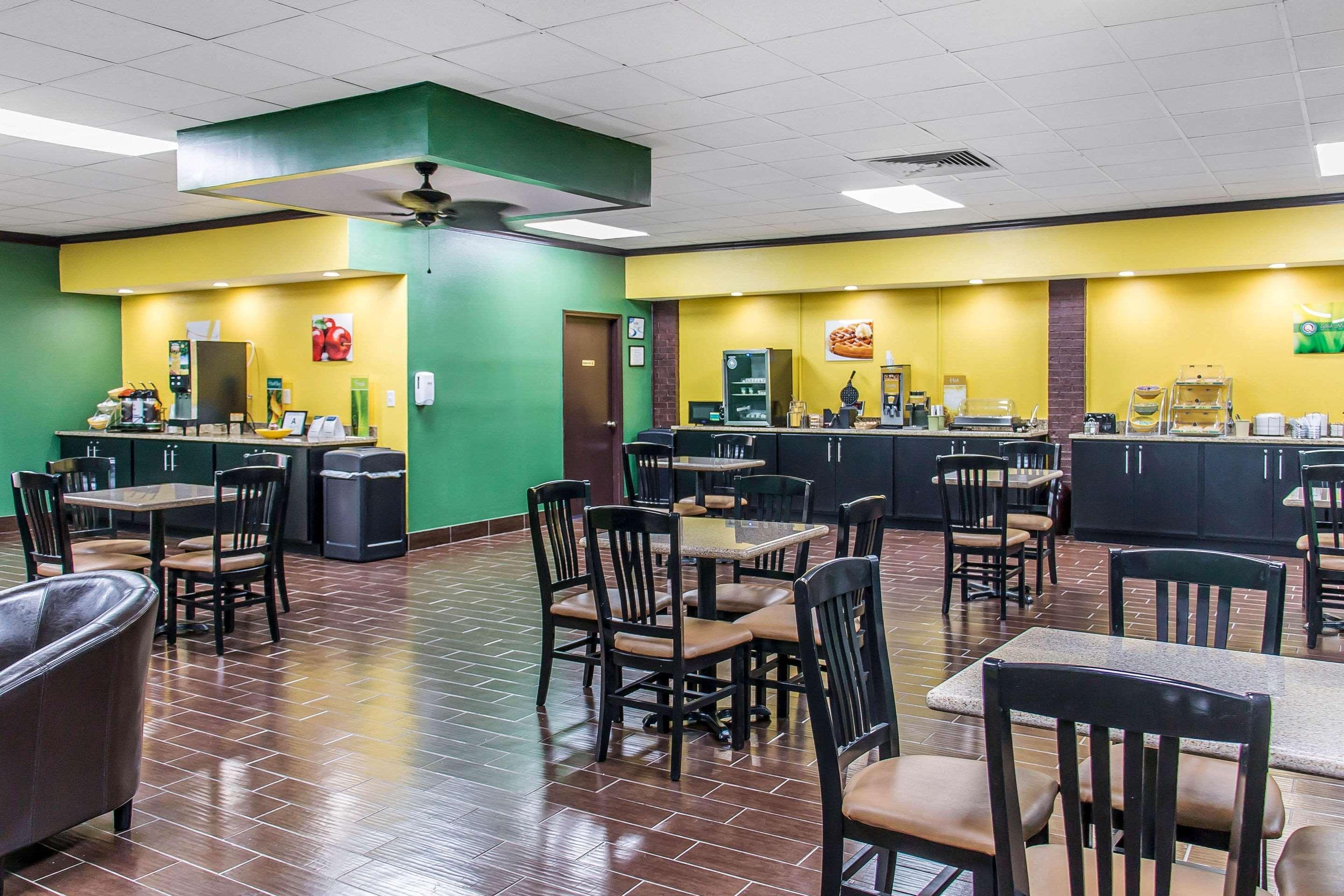 Quality Inn Hinesville - Fort Stewart Area, Kitchenette Rooms - Pool - Guest Laundry Exterior photo