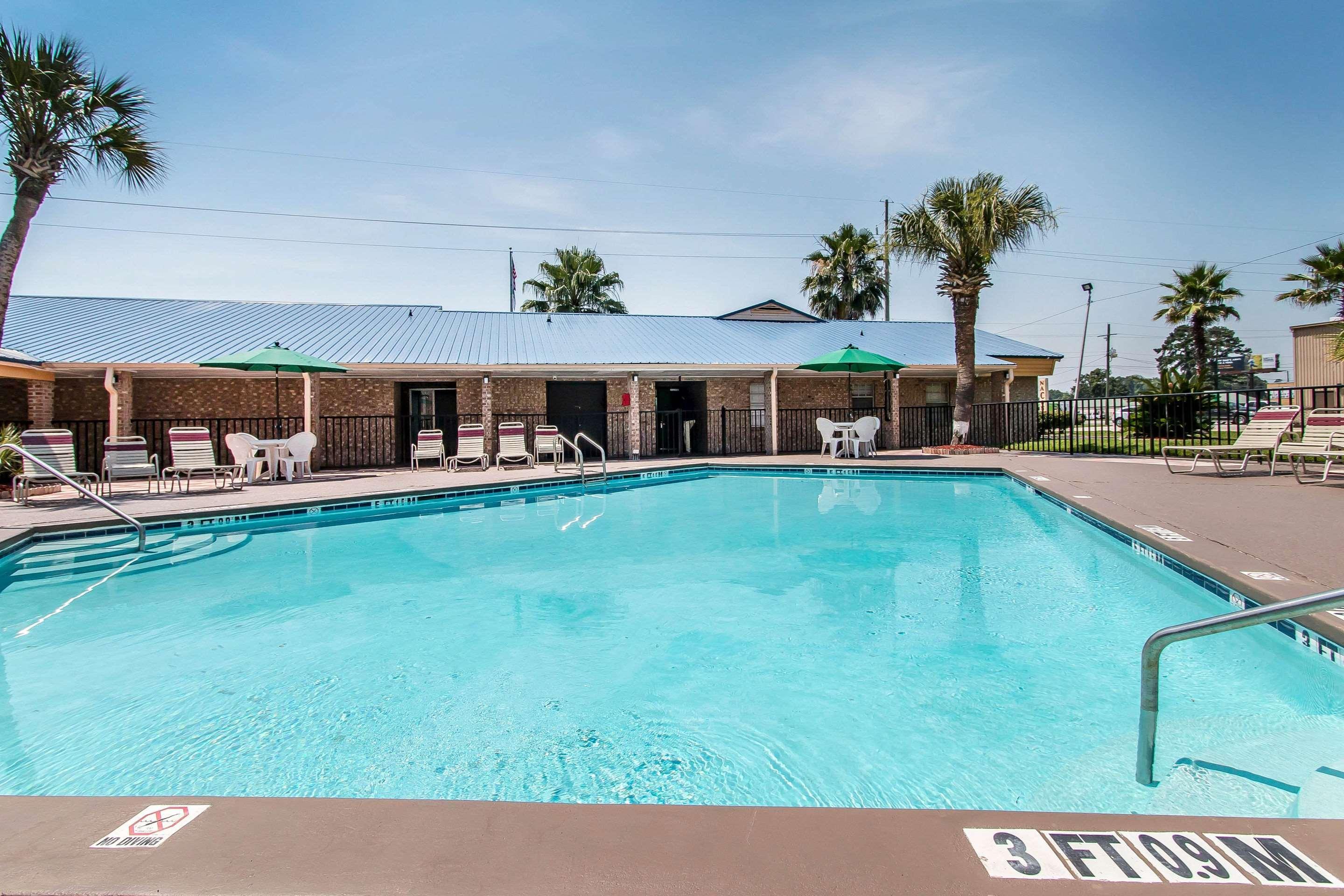 Quality Inn Hinesville - Fort Stewart Area, Kitchenette Rooms - Pool - Guest Laundry Exterior photo