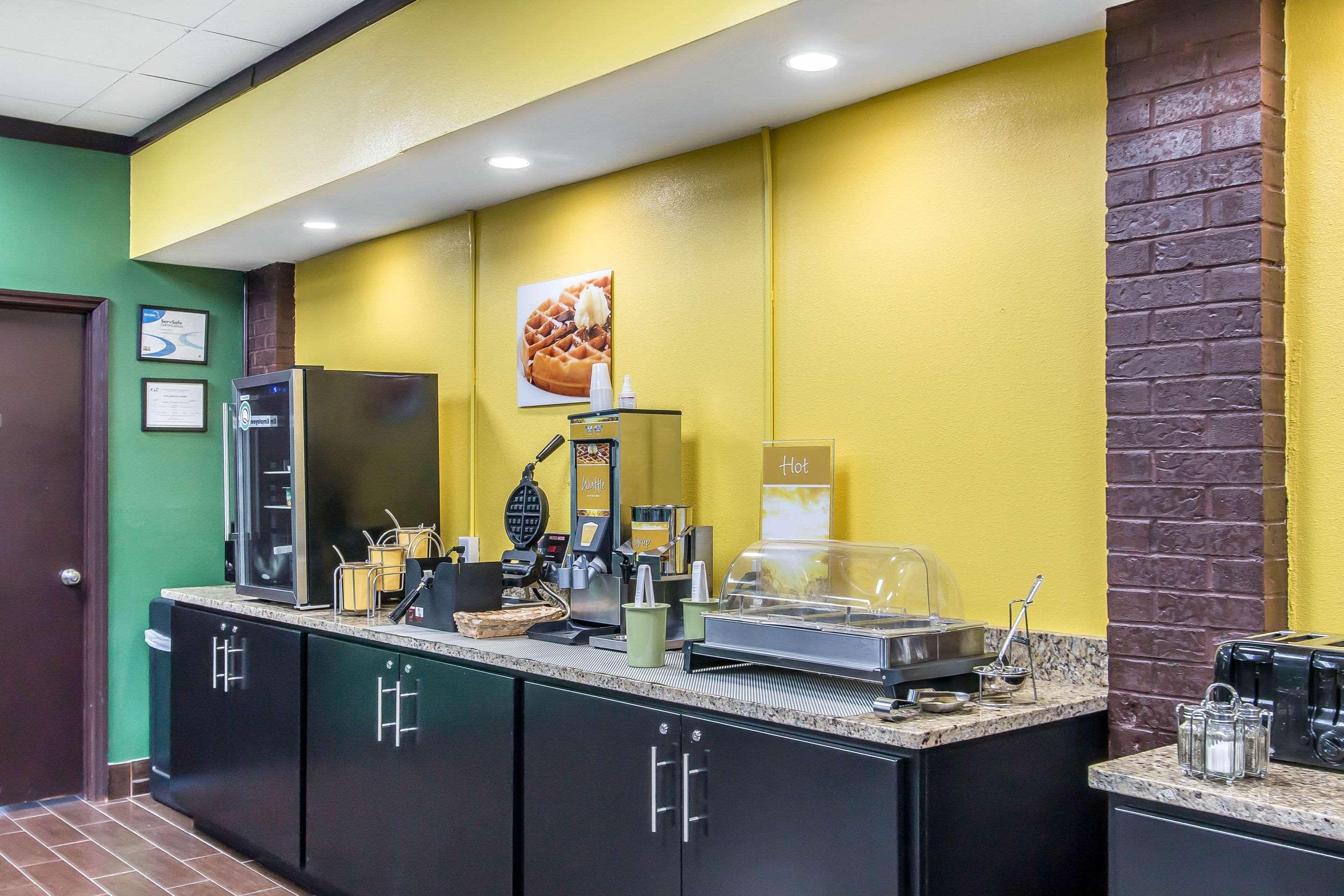 Quality Inn Hinesville - Fort Stewart Area, Kitchenette Rooms - Pool - Guest Laundry Exterior photo