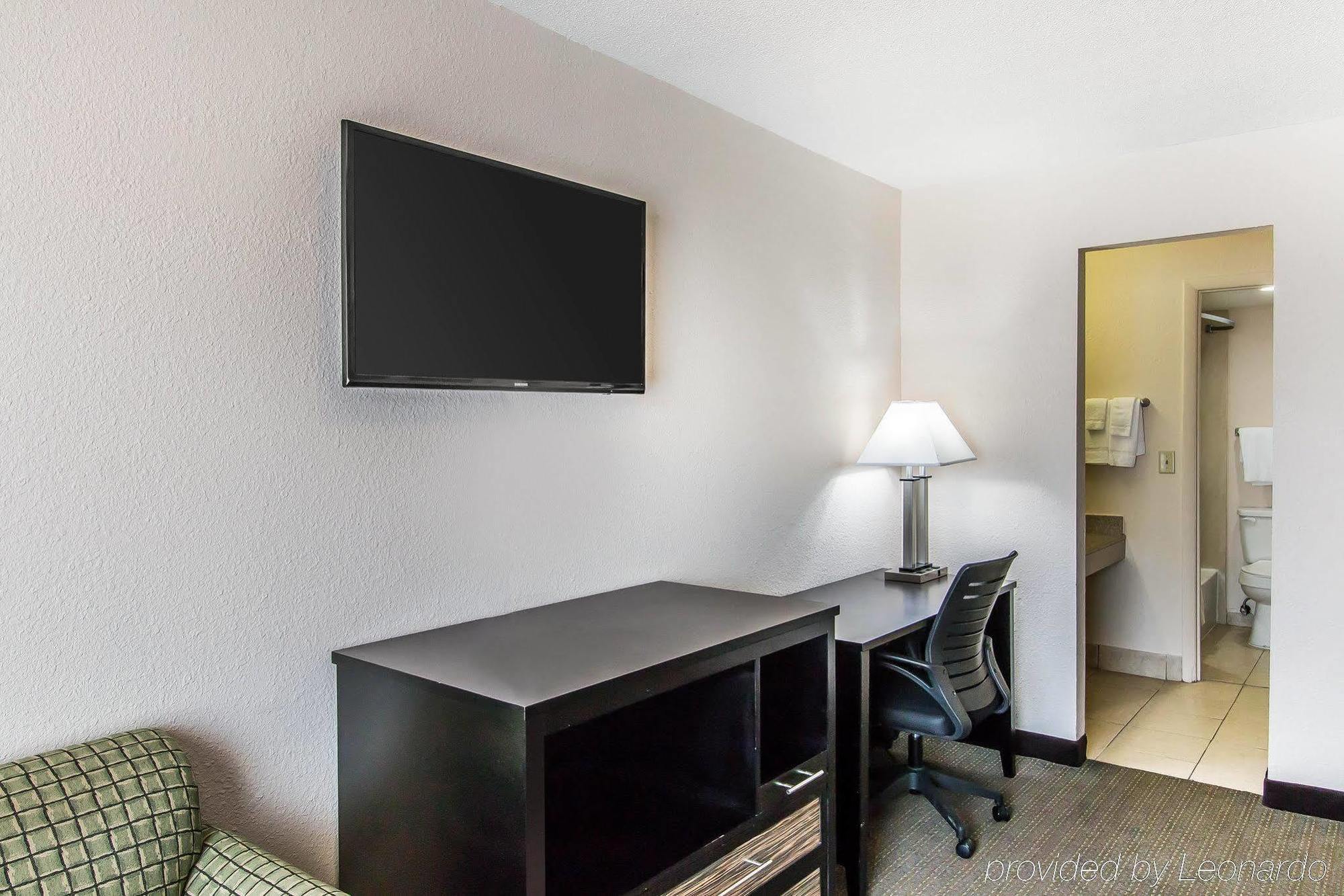 Quality Inn Hinesville - Fort Stewart Area, Kitchenette Rooms - Pool - Guest Laundry Exterior photo