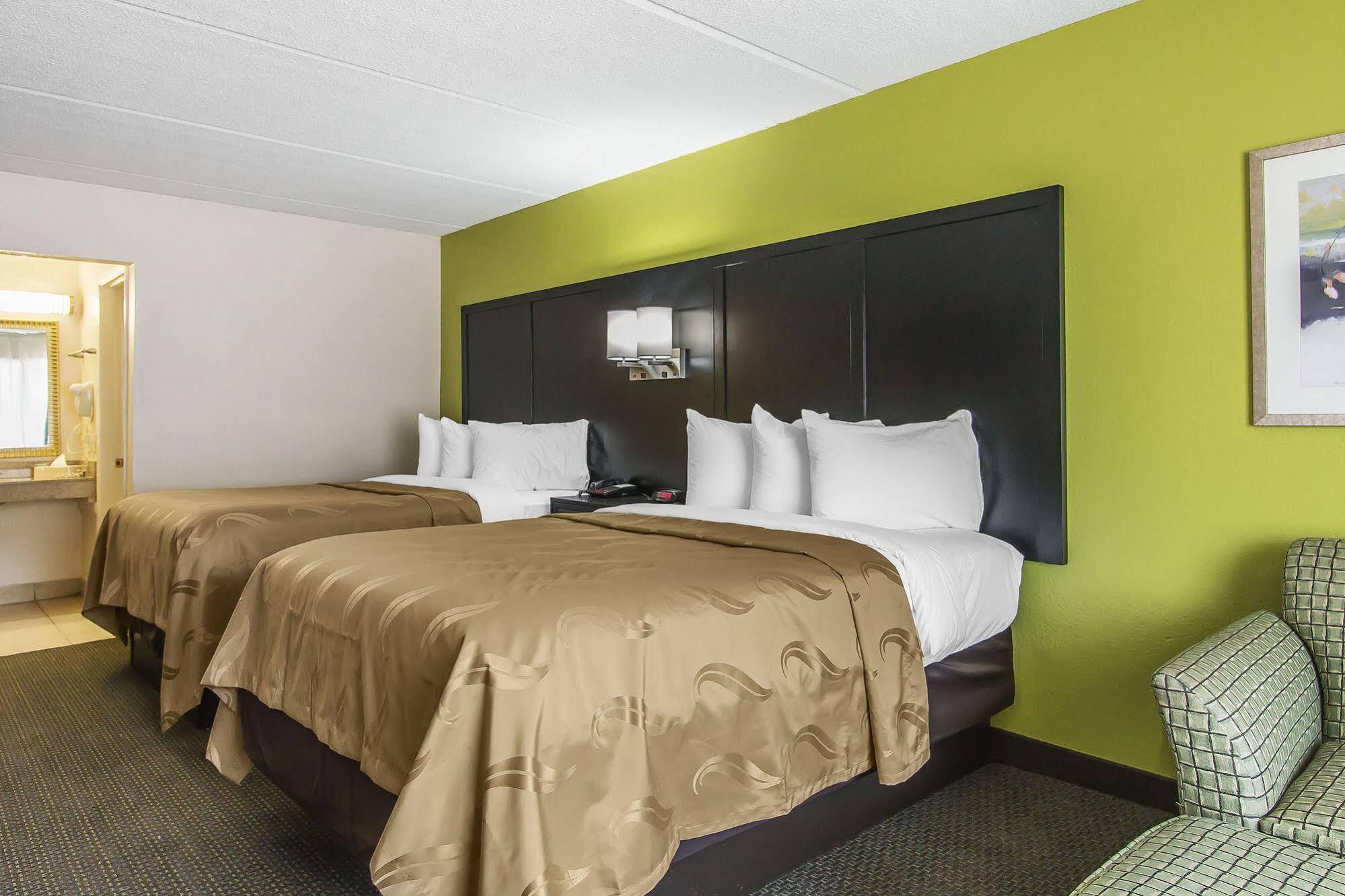 Quality Inn Hinesville - Fort Stewart Area, Kitchenette Rooms - Pool - Guest Laundry Exterior photo