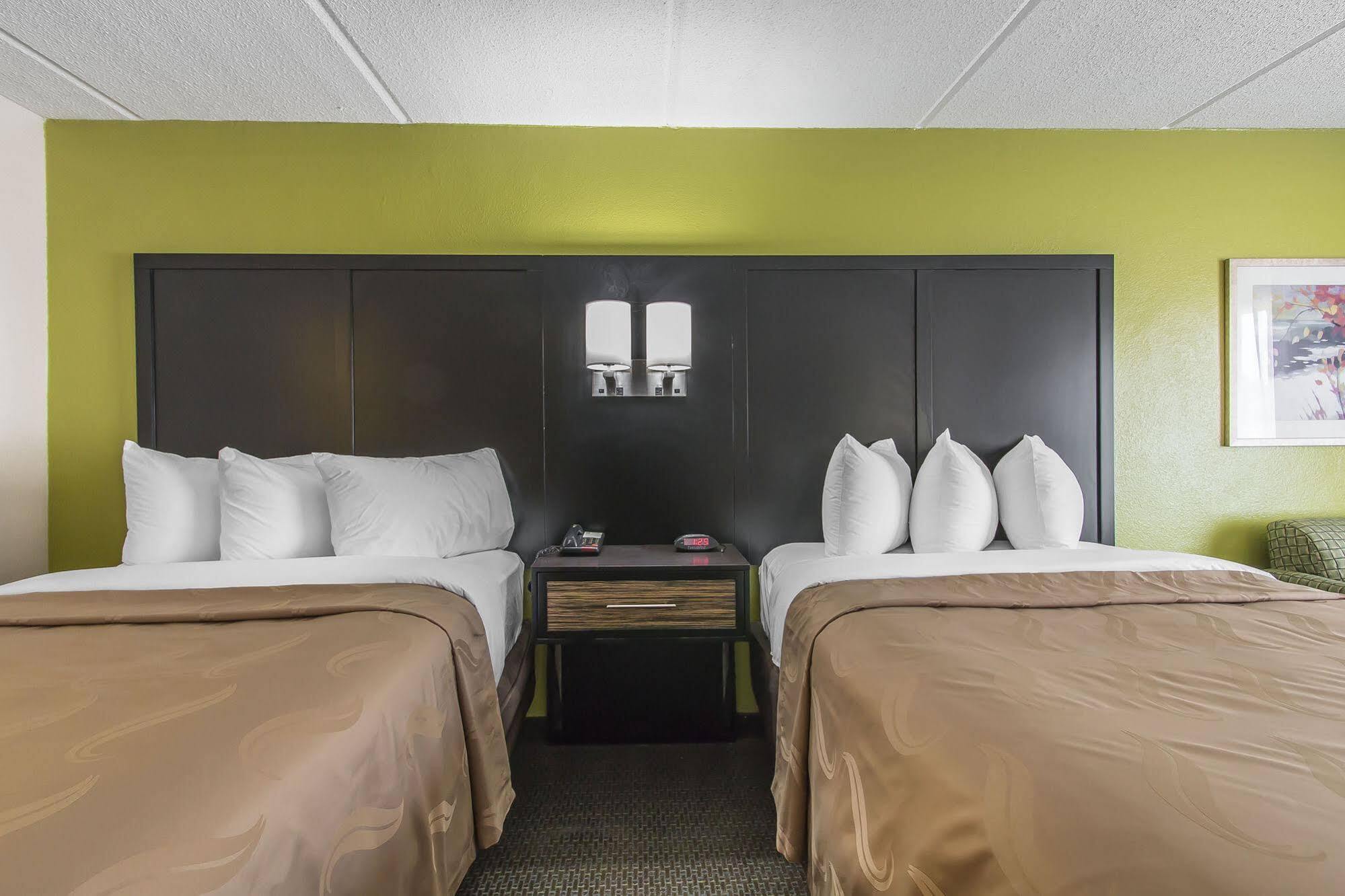 Quality Inn Hinesville - Fort Stewart Area, Kitchenette Rooms - Pool - Guest Laundry Exterior photo