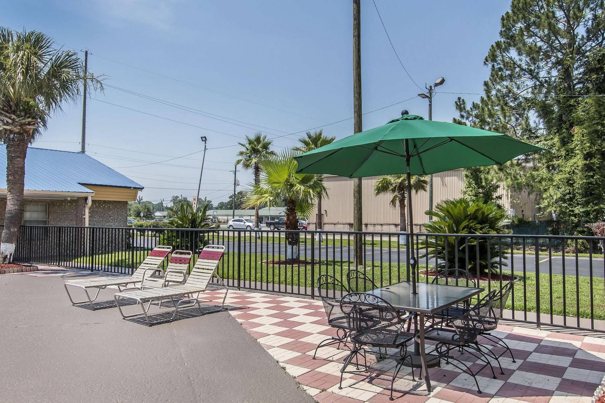 Quality Inn Hinesville - Fort Stewart Area, Kitchenette Rooms - Pool - Guest Laundry Exterior photo