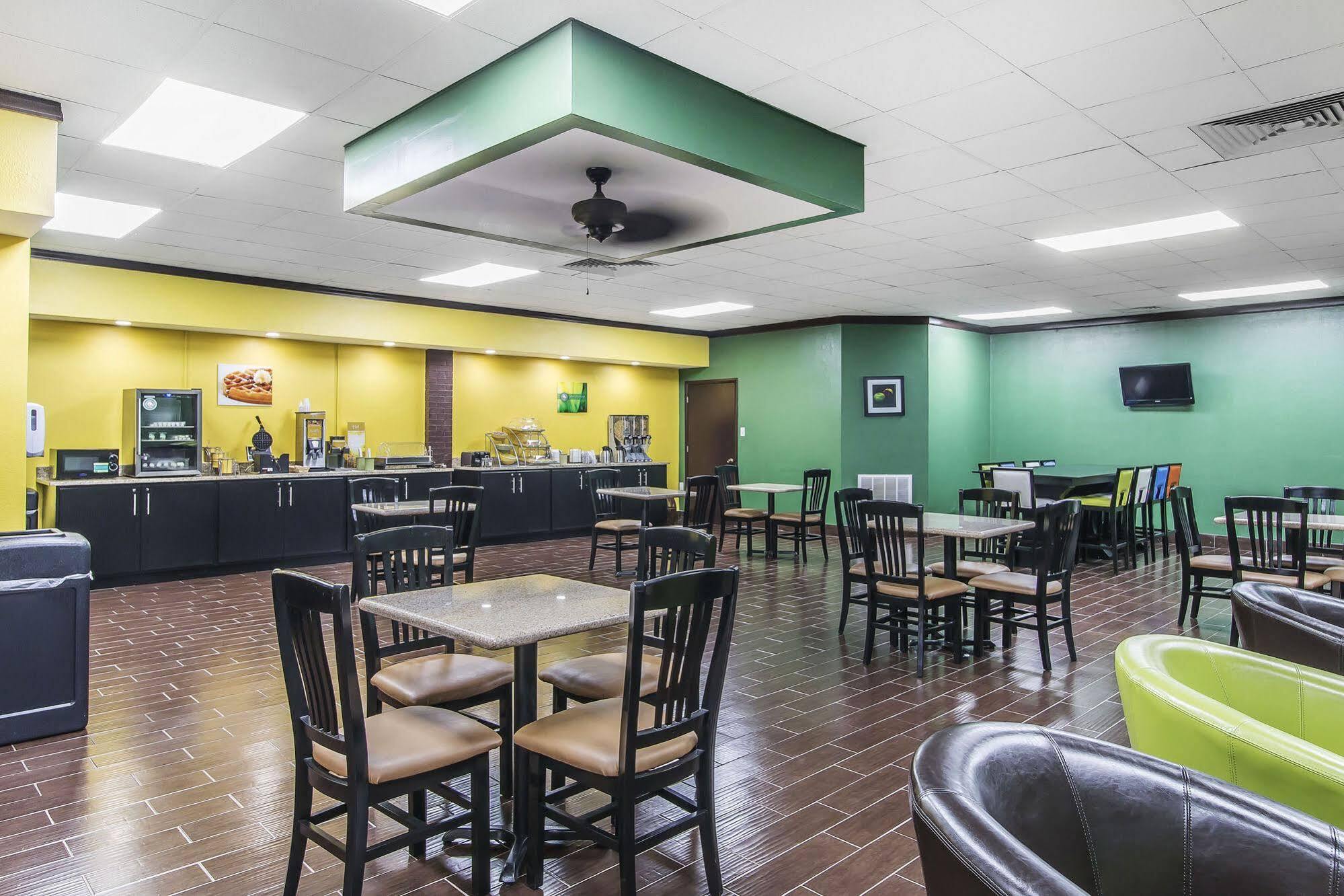 Quality Inn Hinesville - Fort Stewart Area, Kitchenette Rooms - Pool - Guest Laundry Exterior photo