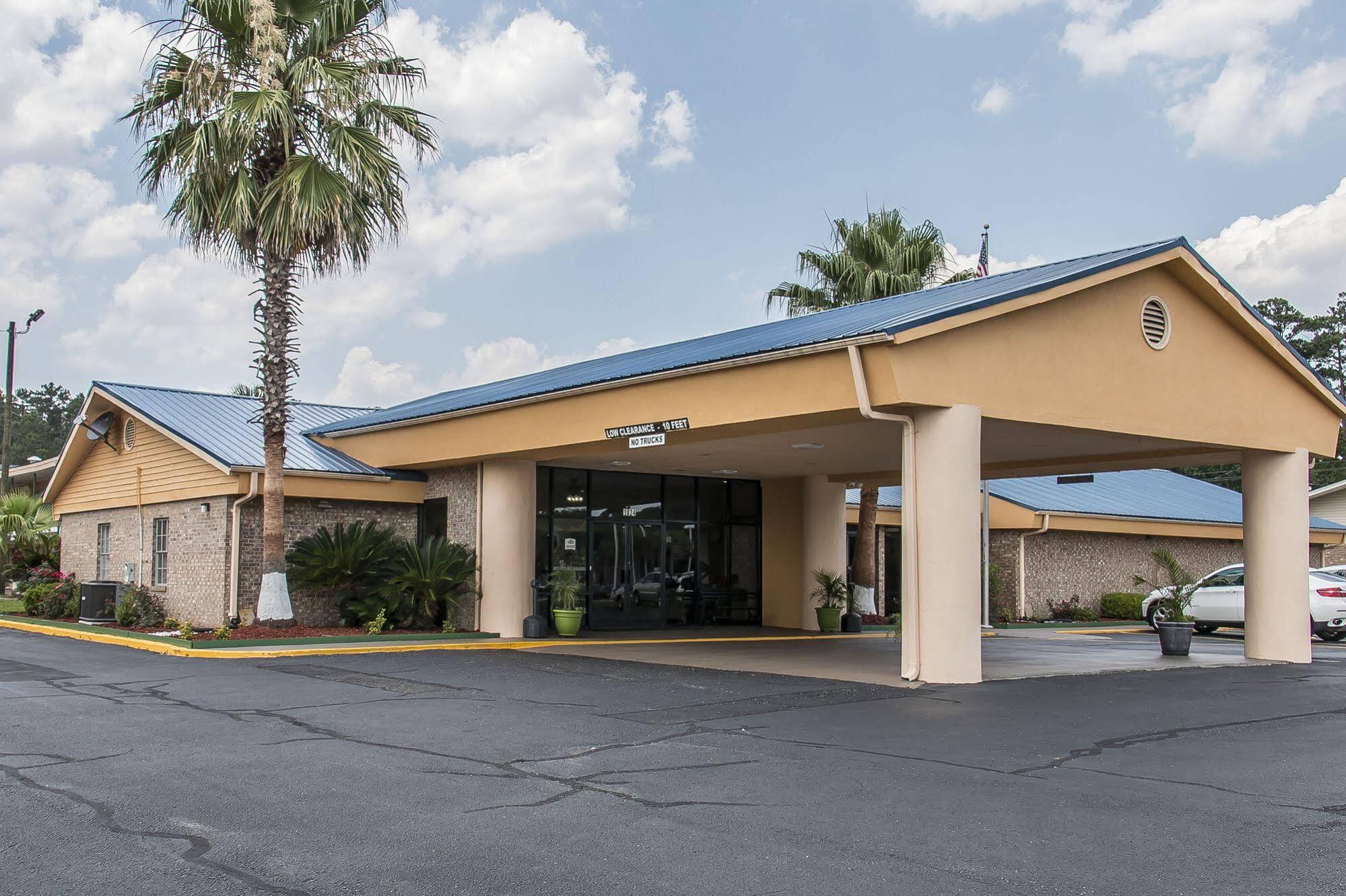 Quality Inn Hinesville - Fort Stewart Area, Kitchenette Rooms - Pool - Guest Laundry Exterior photo